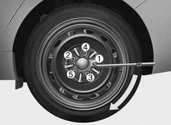 Расположите ключ, как показано на рисунке, и затяните гайки колеса Kia Cerato c 2018 года